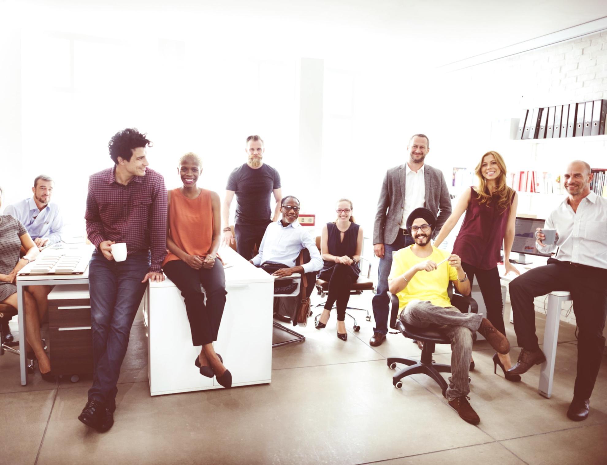 Studierende arbeiten gemeinsam an Finanzanalysen und Projektunterlagen