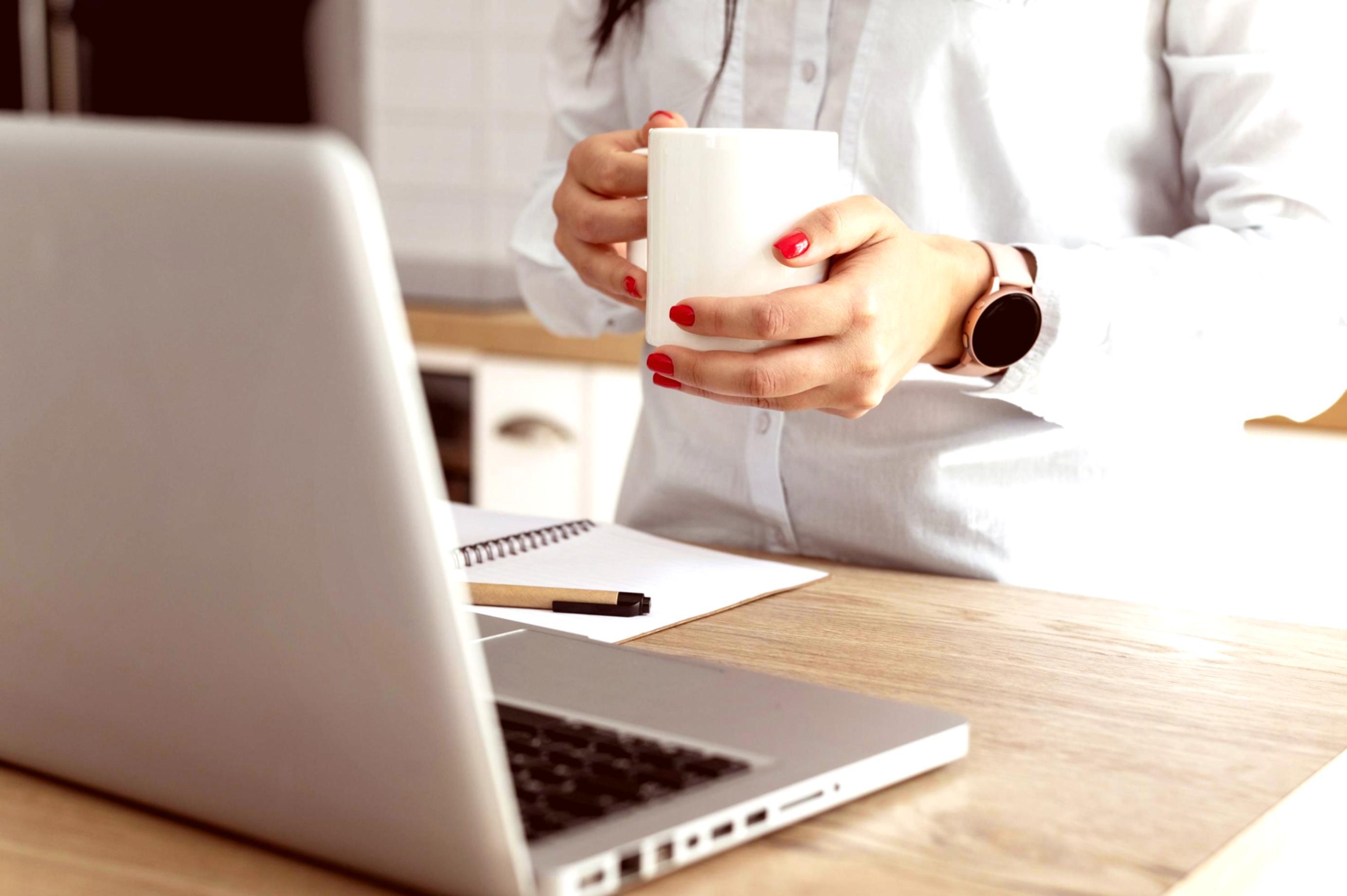 Teilnehmer beim selbstständigen Lernen mit Finanzunterlagen