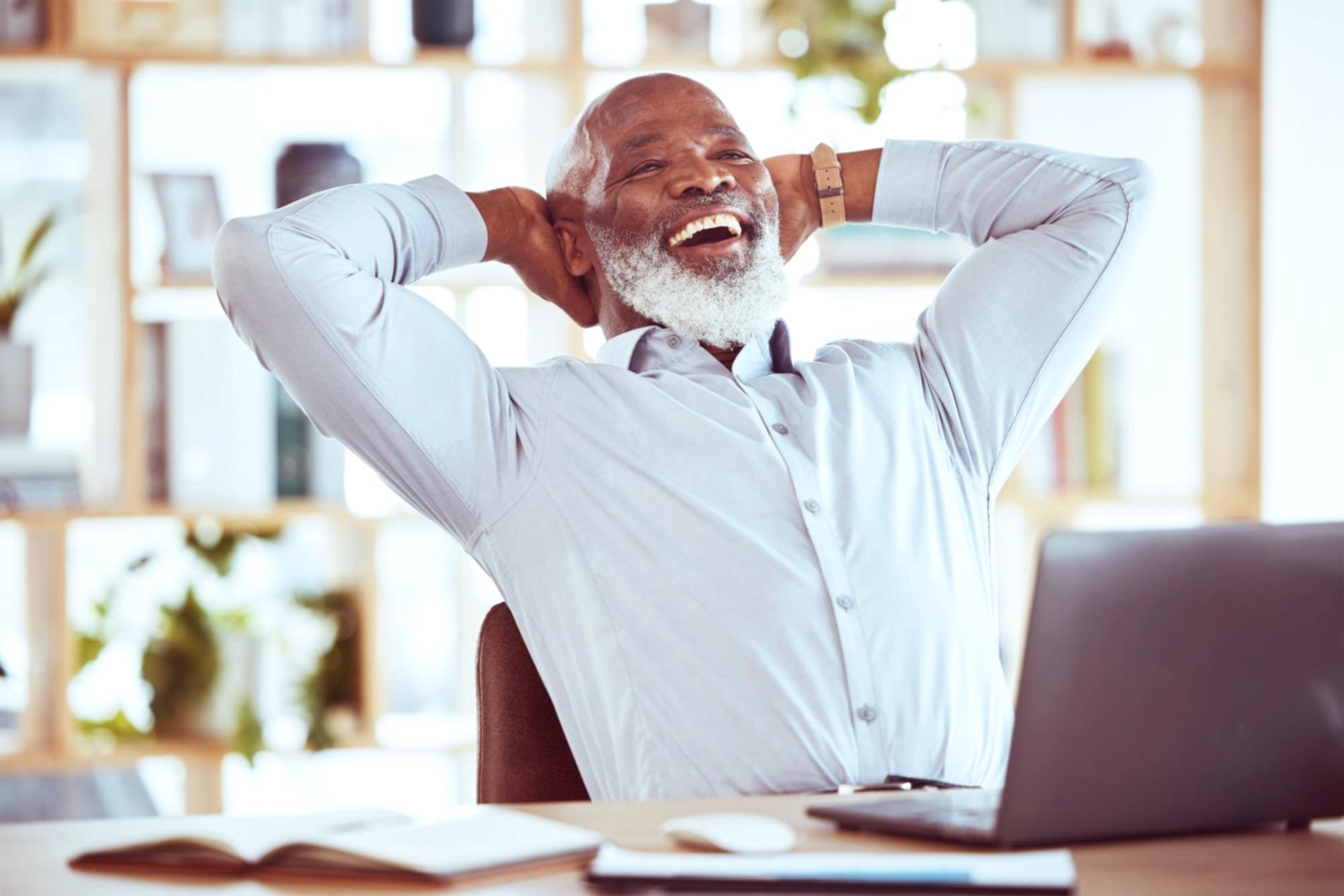 Detaillierte Finanzunterlagen und Diagramme auf einem Schreibtisch